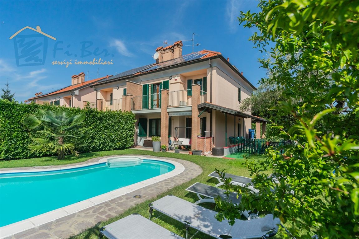VILLA bifamiliare con piscina