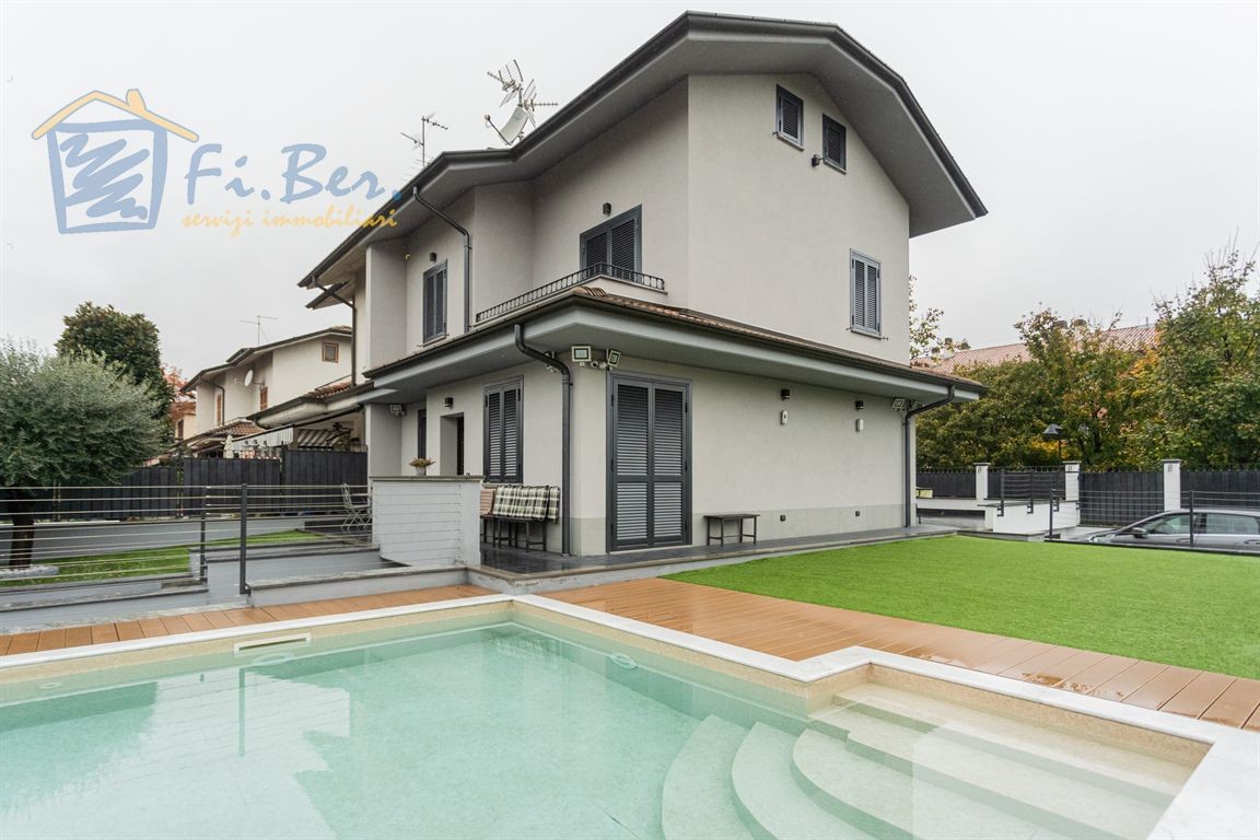 Pioltello - Porzione di Villa Bifamiliare con piscina